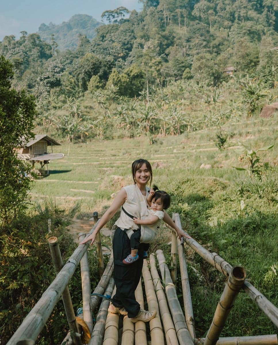Gritte Agatha ajak anak ke Curug Leuwi Hejo