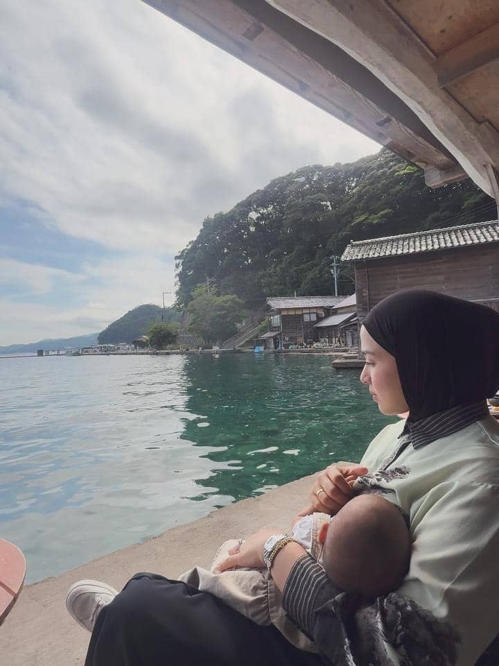 Nina Zatulini mengunjungi desa nelayan Ine No Funaya