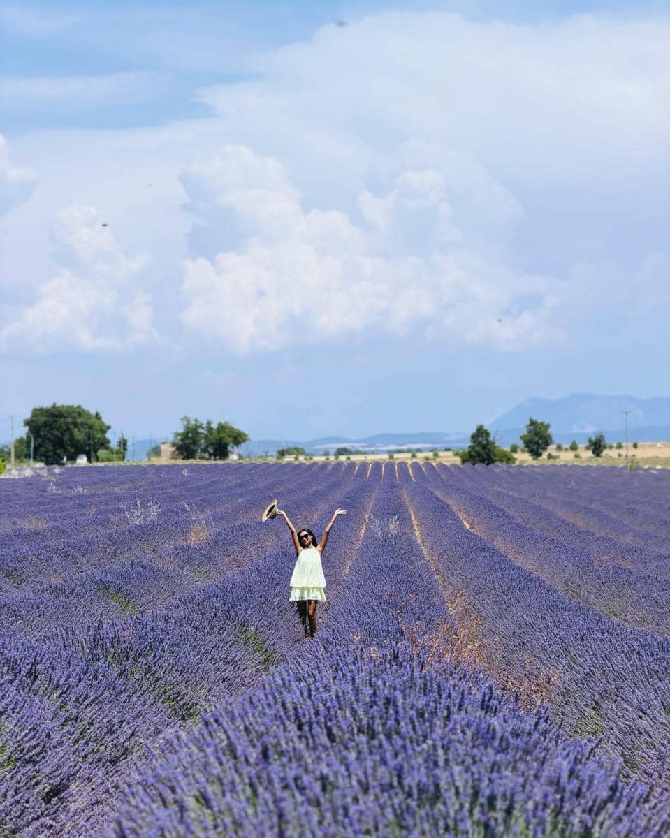 Novia Bachmid ke kebun bunga lavender di Prancis