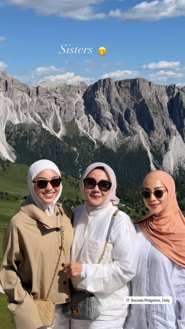 Keluarga Nikita Willy liburan di Pegunungan Dolomites Italia