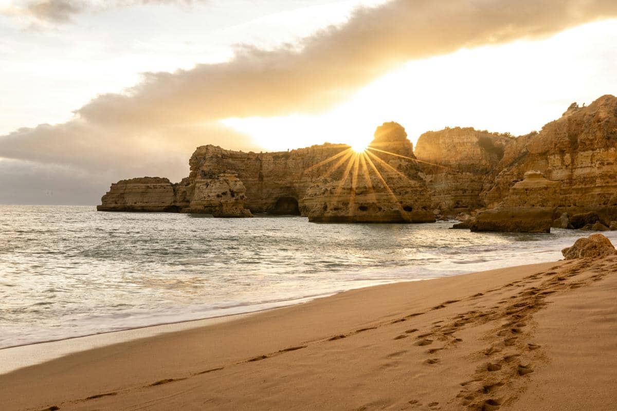 ilustrasi Pantai Marinha