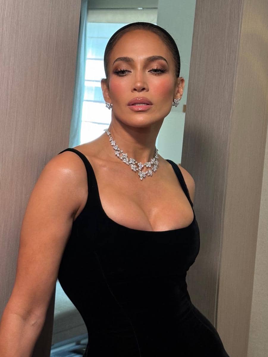 Jennifer Lopez OTW ke pernikahan Taylor Swift dan Travis Kelce