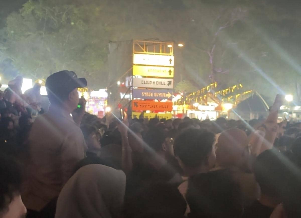 chaos di area penonton saat penampilan NIKI di Prambanan Jazz Festival 2026
