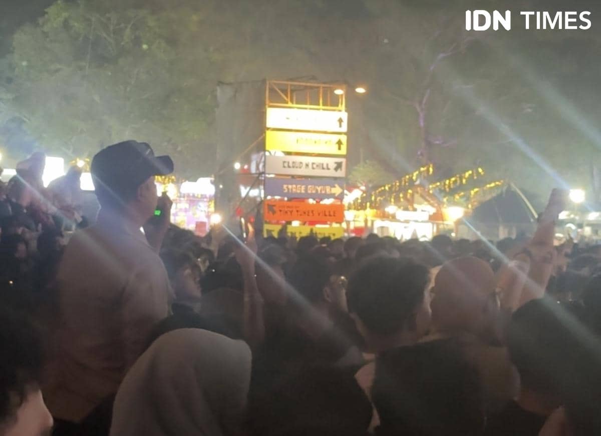 chaos di area penonton saat penampilan NIKI di Prambanan Jazz Festival 2026