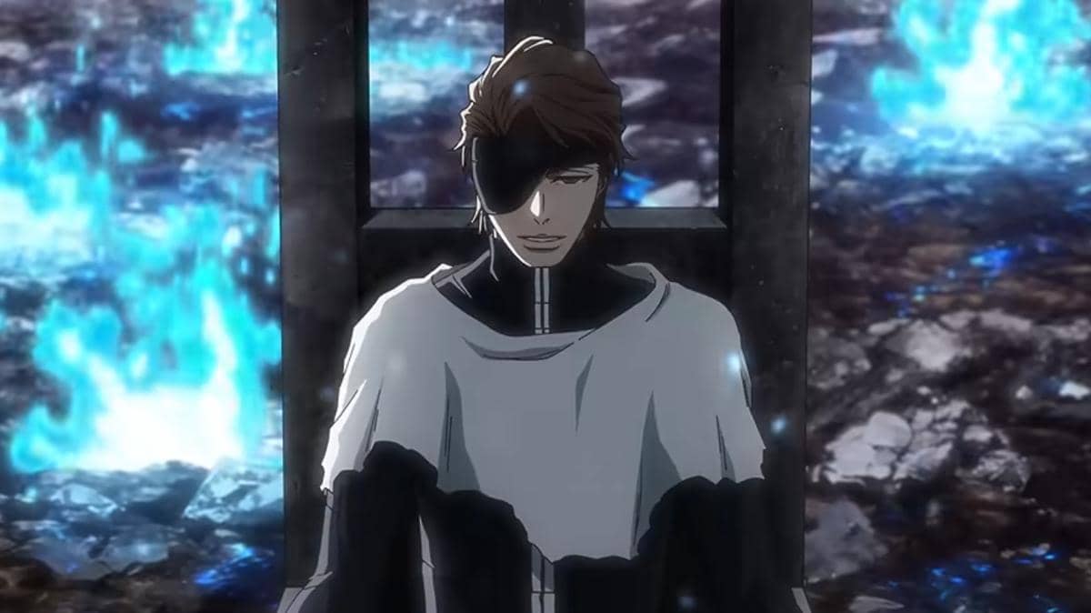 Aizen duduk di kursi dengan penutup mata hitam di Soul Society, dikelilingi cahaya biru menyala dalam adegan anime Bleach.
