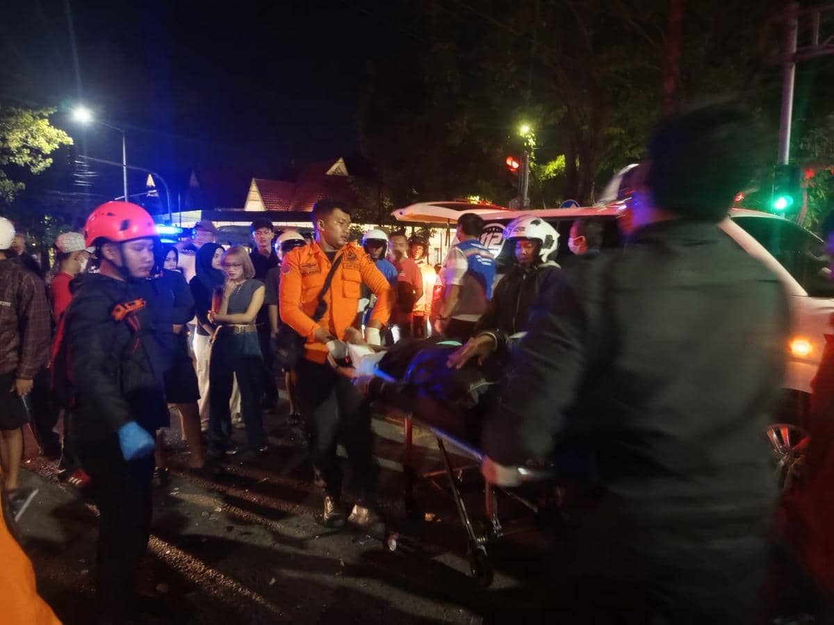 Pria Tanpa Identitas Tewas Tabrak Trobos Lampu Merah di Surabaya