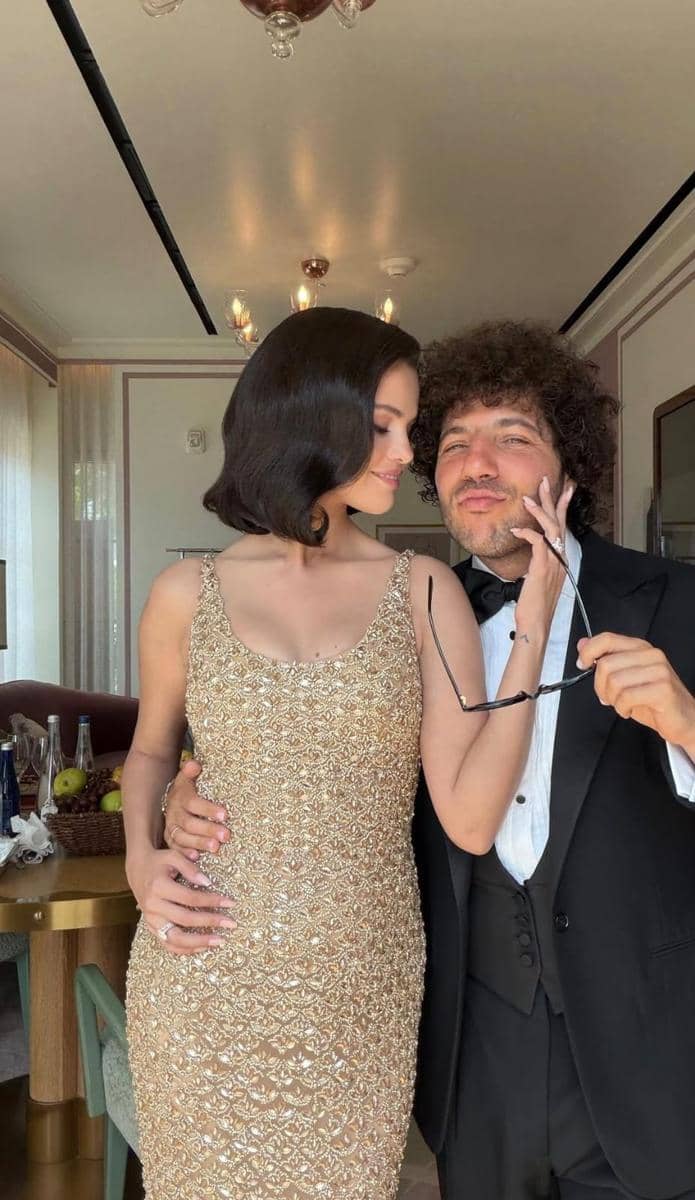 gaya Selena Gomez di nikahan Taylor Swift