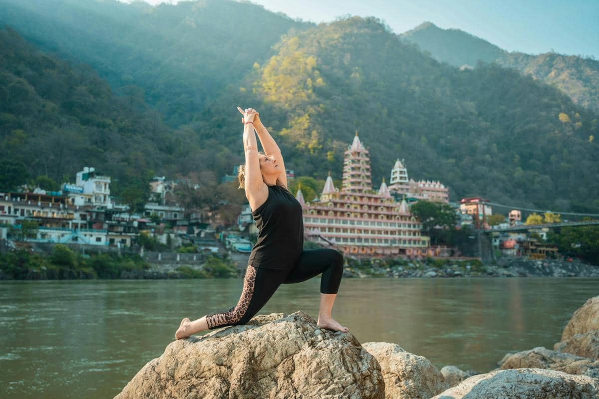 sahaj-1234-AVmvTyWVxKs-unsplash.jpPotret seseorang sedang berlatih yoga di tepi Sungai Gangga, India