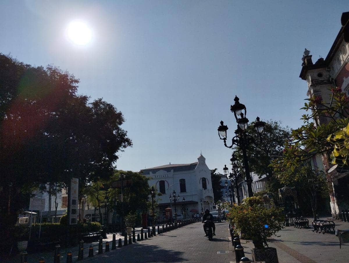 Cuaca panas di kawasan Kota Lama Semarang. (IDN Times/Dhana Kencana)