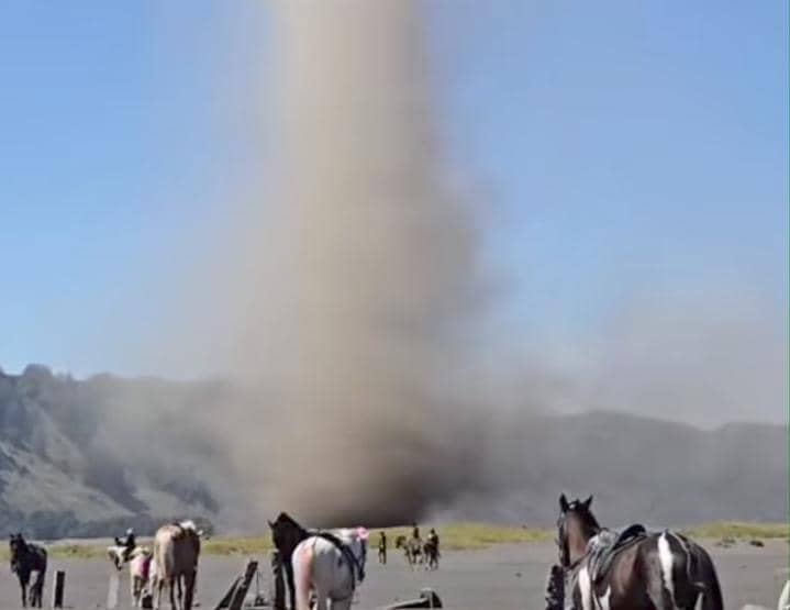 Muncul Pusaran Angin Bercampur Pasir di Bromo, Ini Penjelasan BMKG