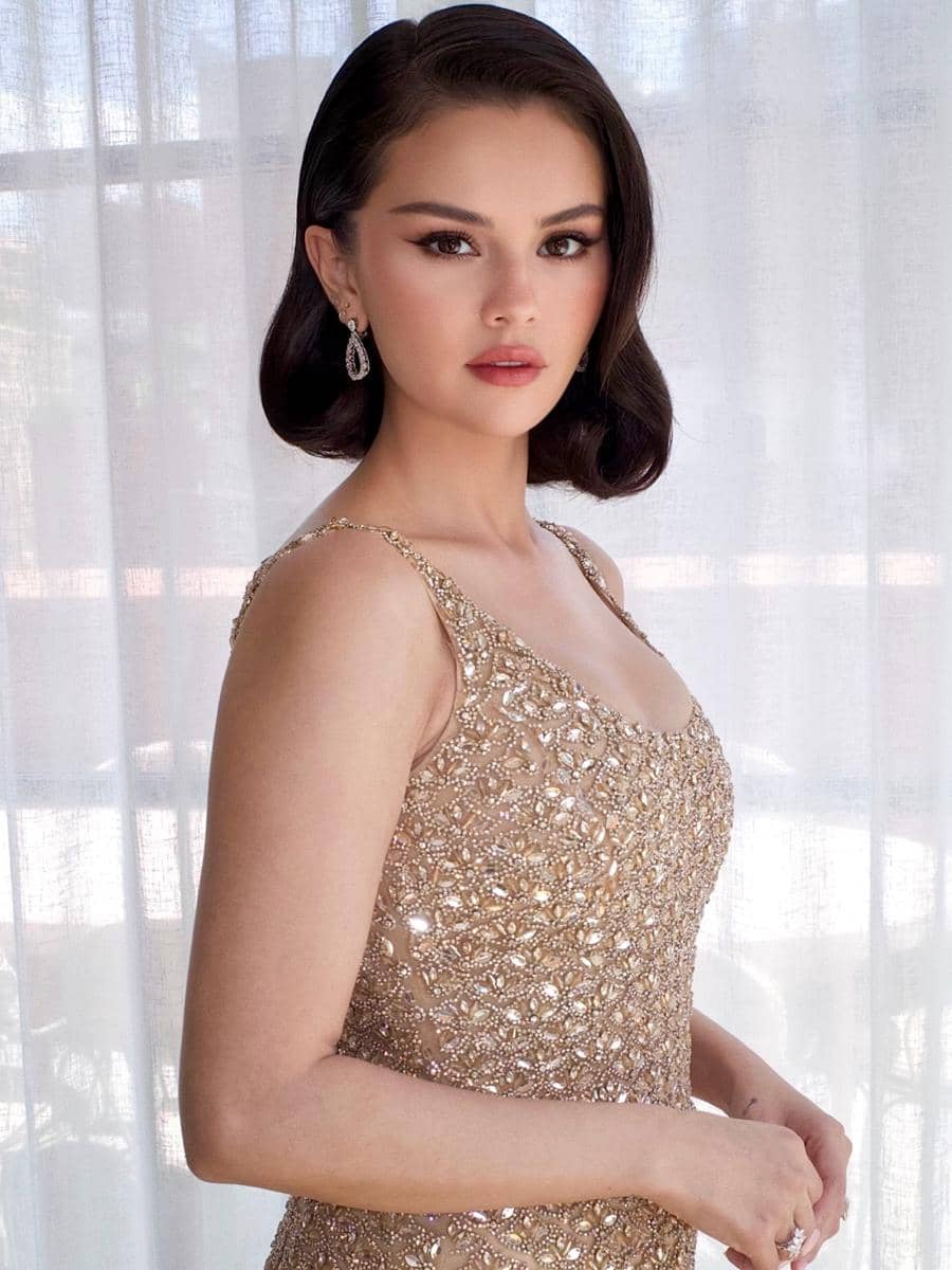 gaya Selena Gomez di nikahan Taylor Swift