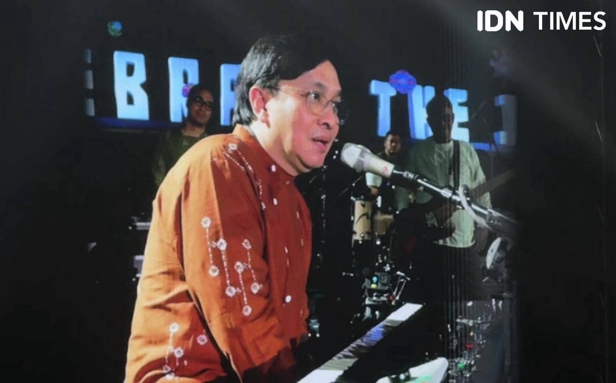 Yovie Widianto dalam penampilan Kahitna di Prambanan Jazz Festival 2026