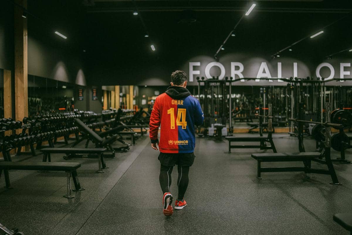 ilustrasi pria belanja jersey 