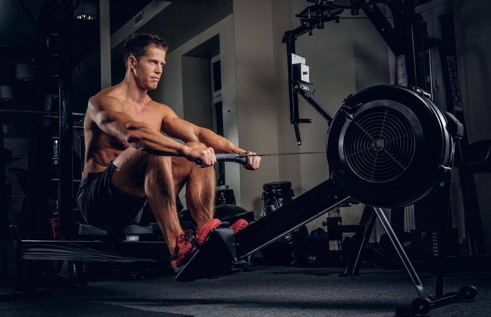 ilustrasi latihan menggunakan Rowing Machine
