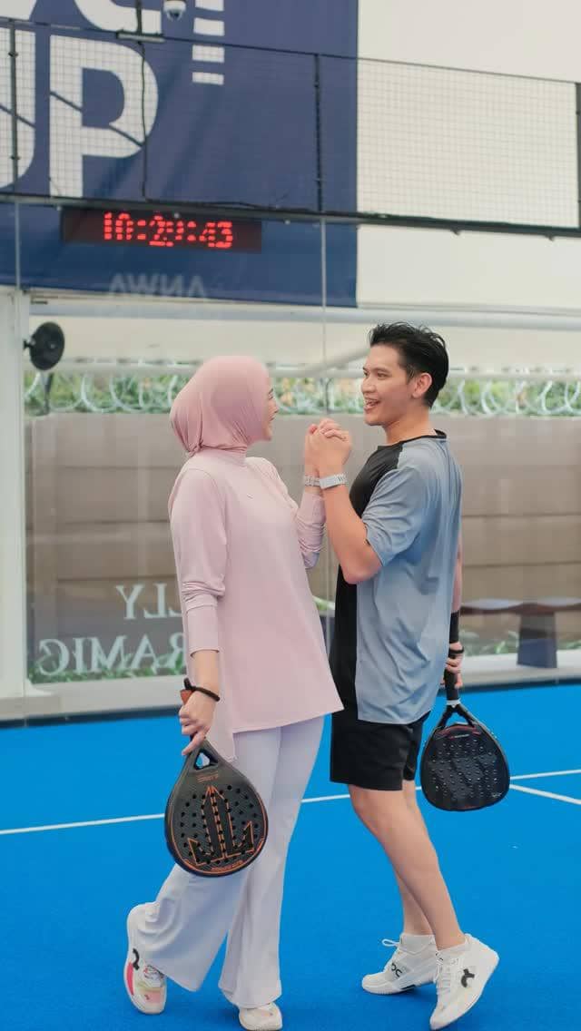 gaya fashion hijab sporty ala Citra Kirana