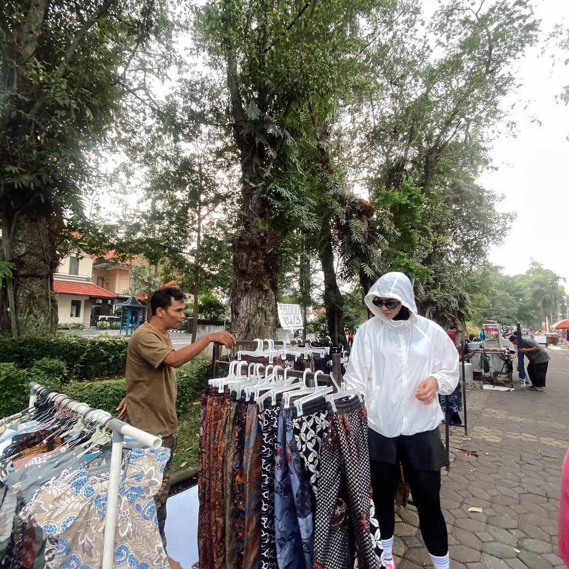 gaya fashion hijab sporty ala Citra Kirana