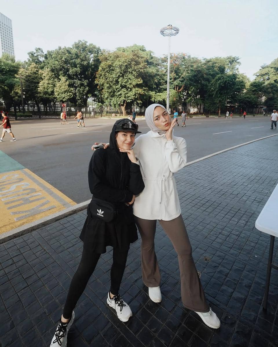 gaya fashion hijab sporty ala Citra Kirana