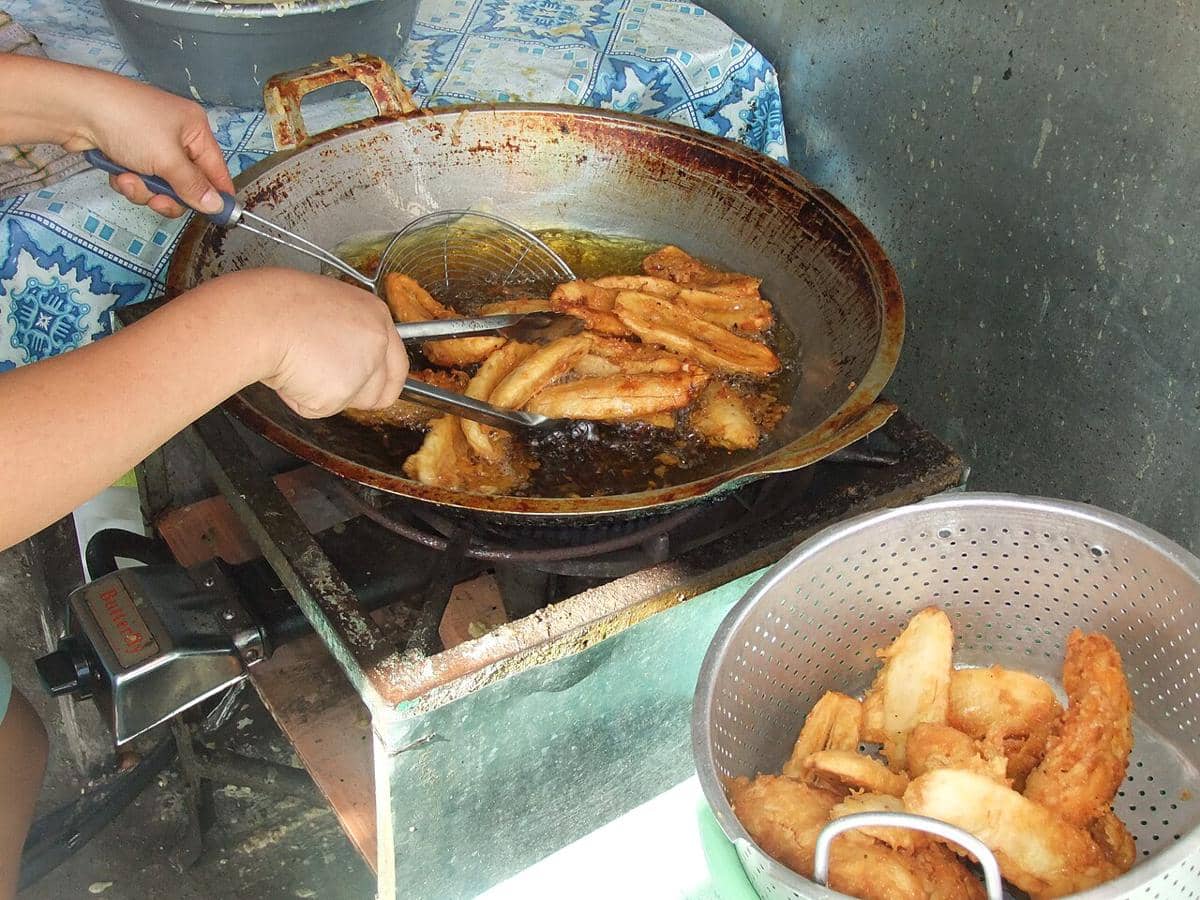 ilustrasi membuat pisang goreng madu