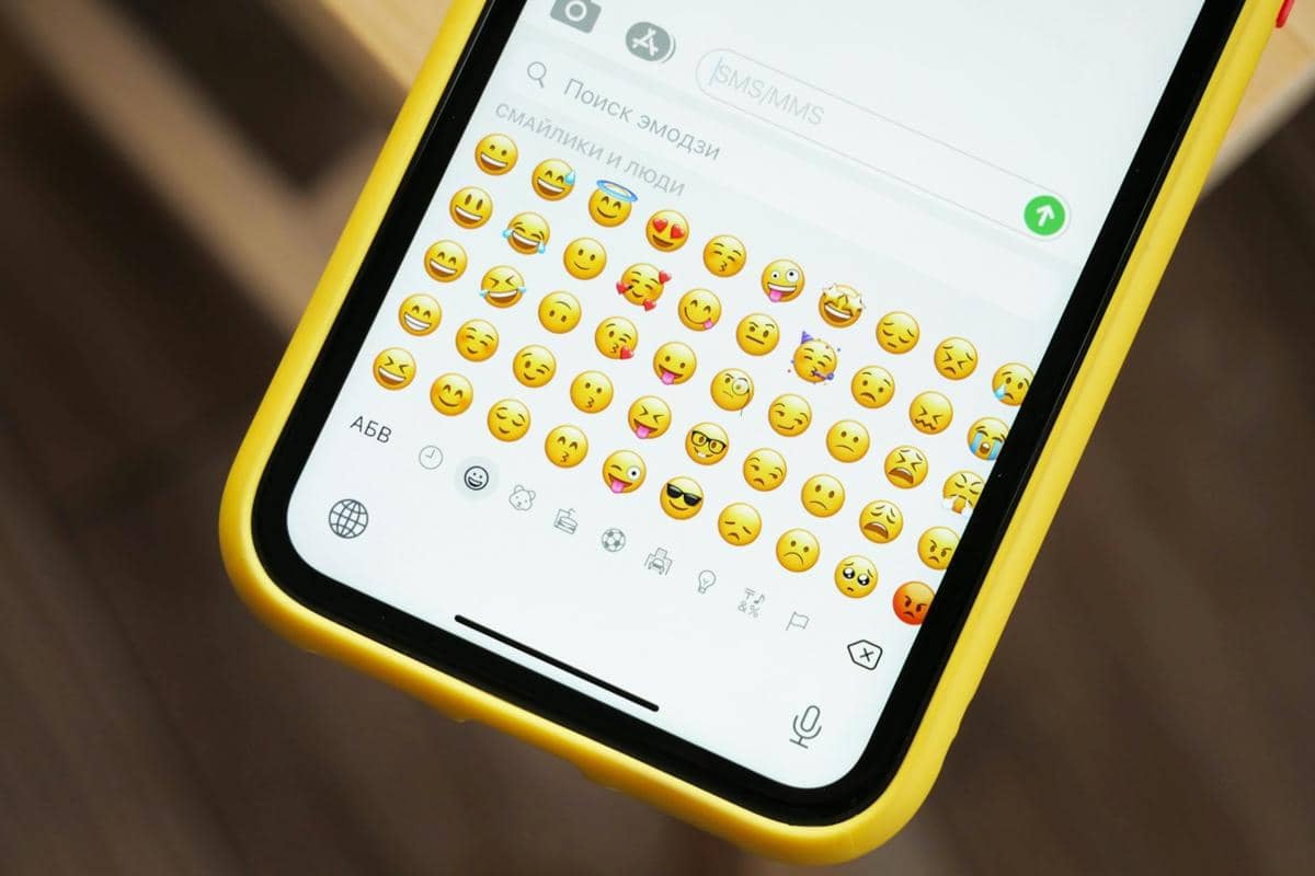 Kumpulan emoji di handphone.