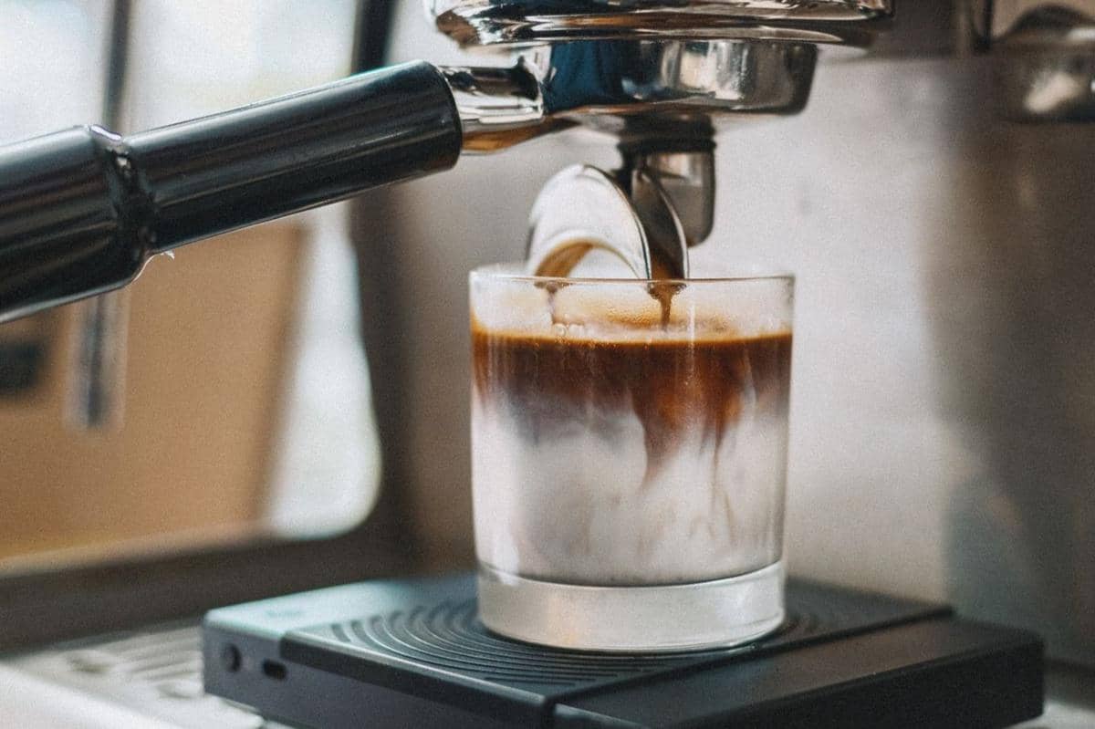 5 Resep Es Kopi Air Kelapa, Sentuhan Rasa Tropis yang Menyegarkan