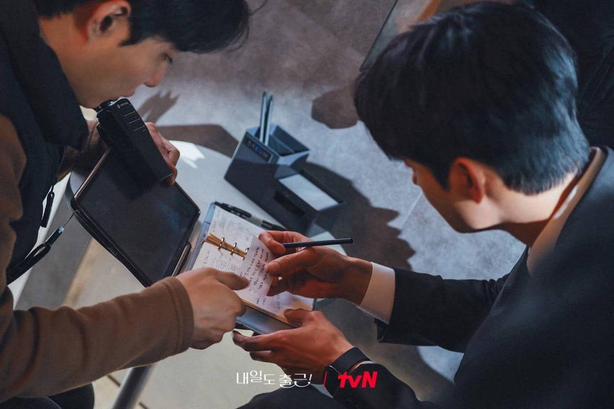 Cuplikan drama Korea See You at Work Tomorrow