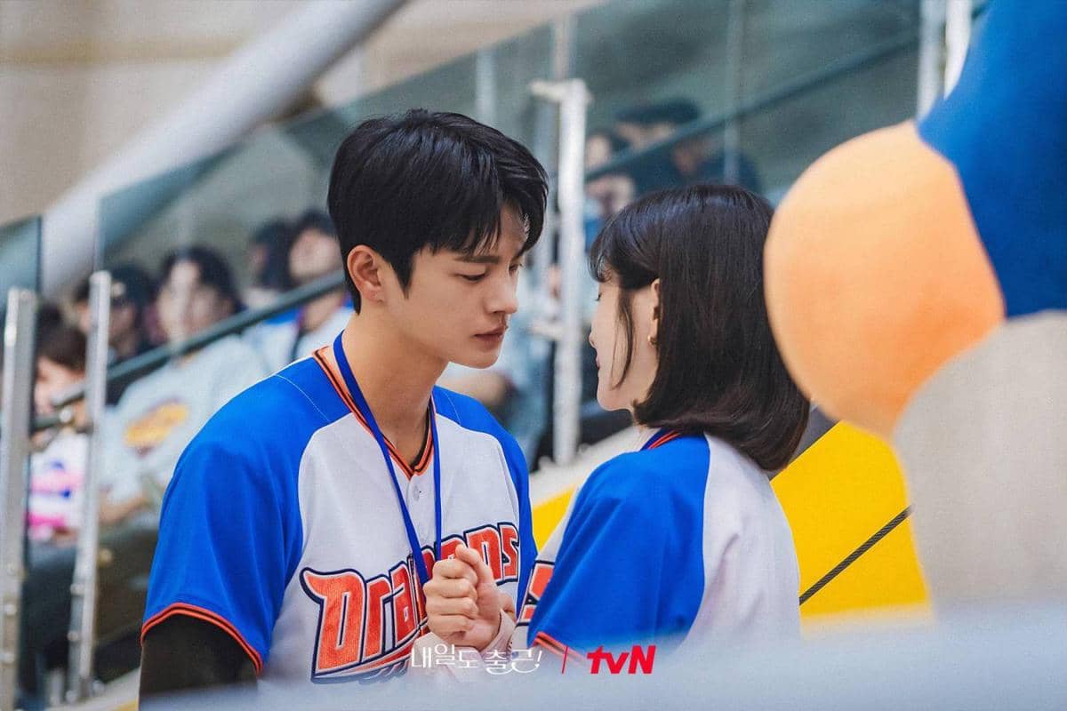7 Tanda Si Woo Mulai Naksir Cha Ji Yoon di See You at Work Tomorrow