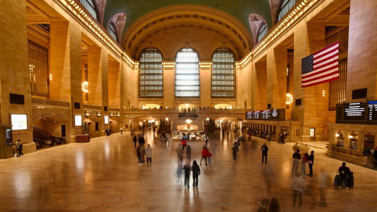 ilustrasi suasana stasiun di New York