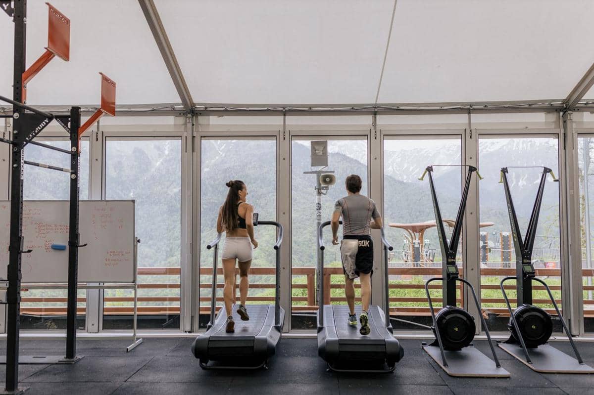 ilustrasi latihan kardio di gym