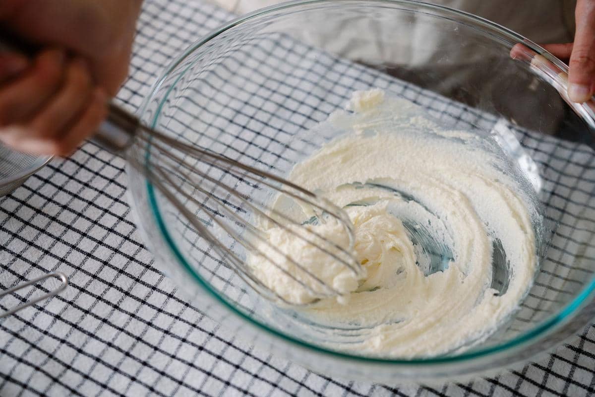 ilustrasi mengocok cream cheese