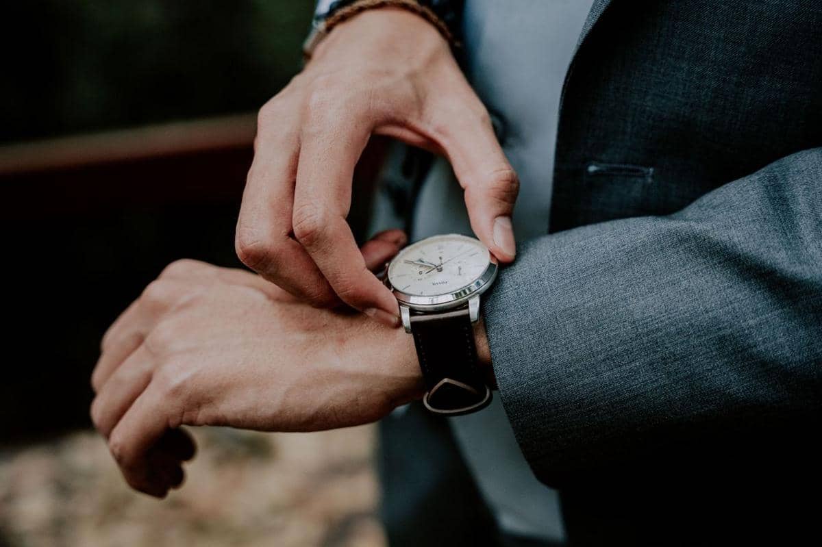 ilustrasi jam tangan strap kulit pria