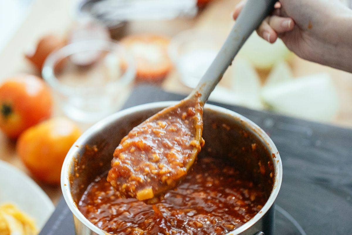 ilustrasi memasak saus chili