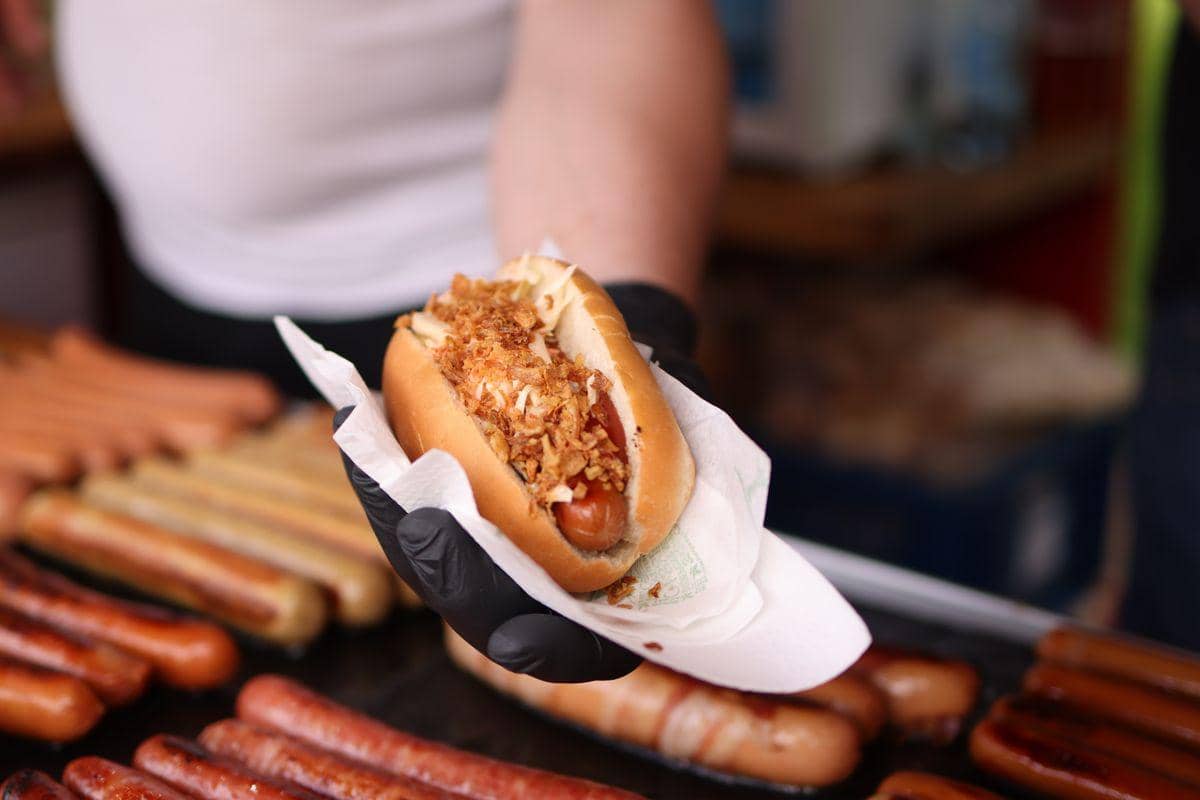 ilustrasi pembuatan chili dog