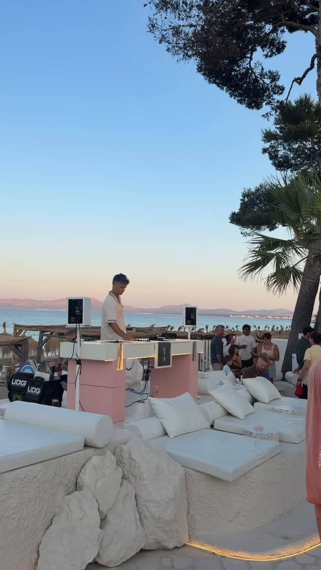 Regina Phoenix liburan di Pulau Mallorca