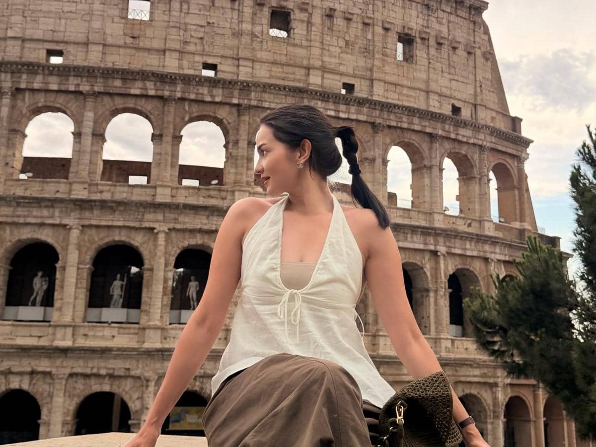 Enzy Storia jalan-jalan di Kota Roma