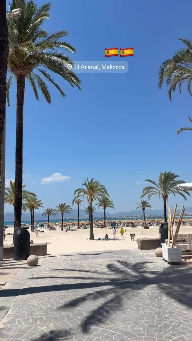 Regina Phoenix liburan di Pulau Mallorca