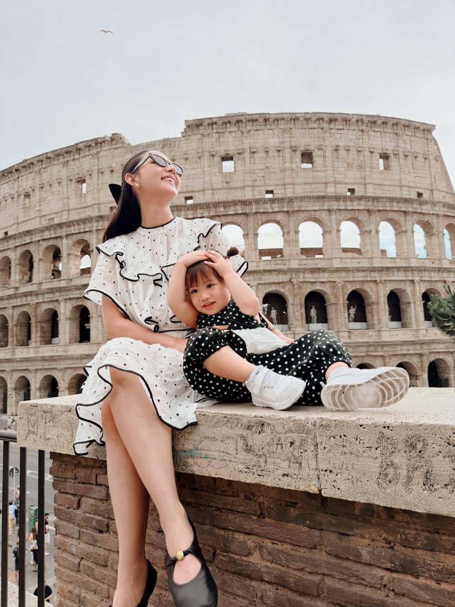 Jessica Mila dan Kyarra saat di depan Colosseum