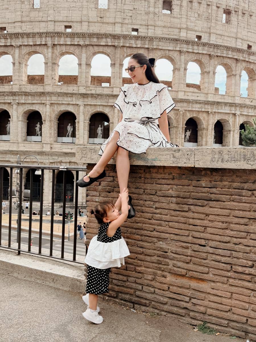 Jessica Mila dan Kyarra saat di depan Colosseum