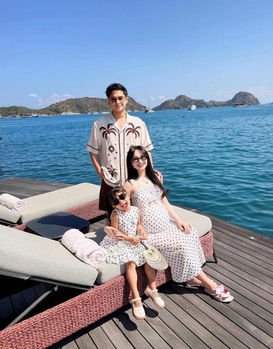 Nanda Arsyinta babymoon di Labuan Bajo