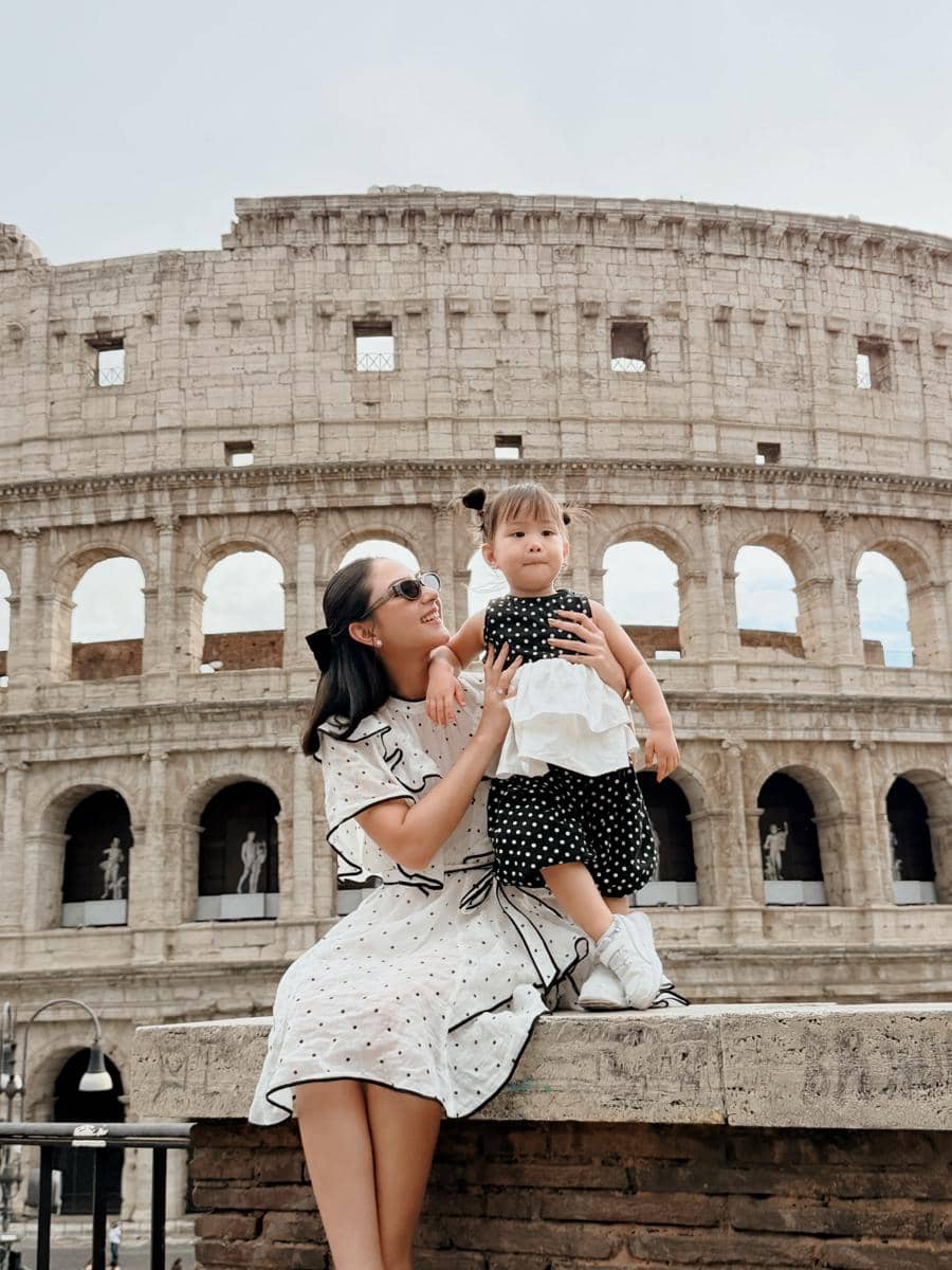 Jessica Mila dan Kyarra saat di depan Colosseum