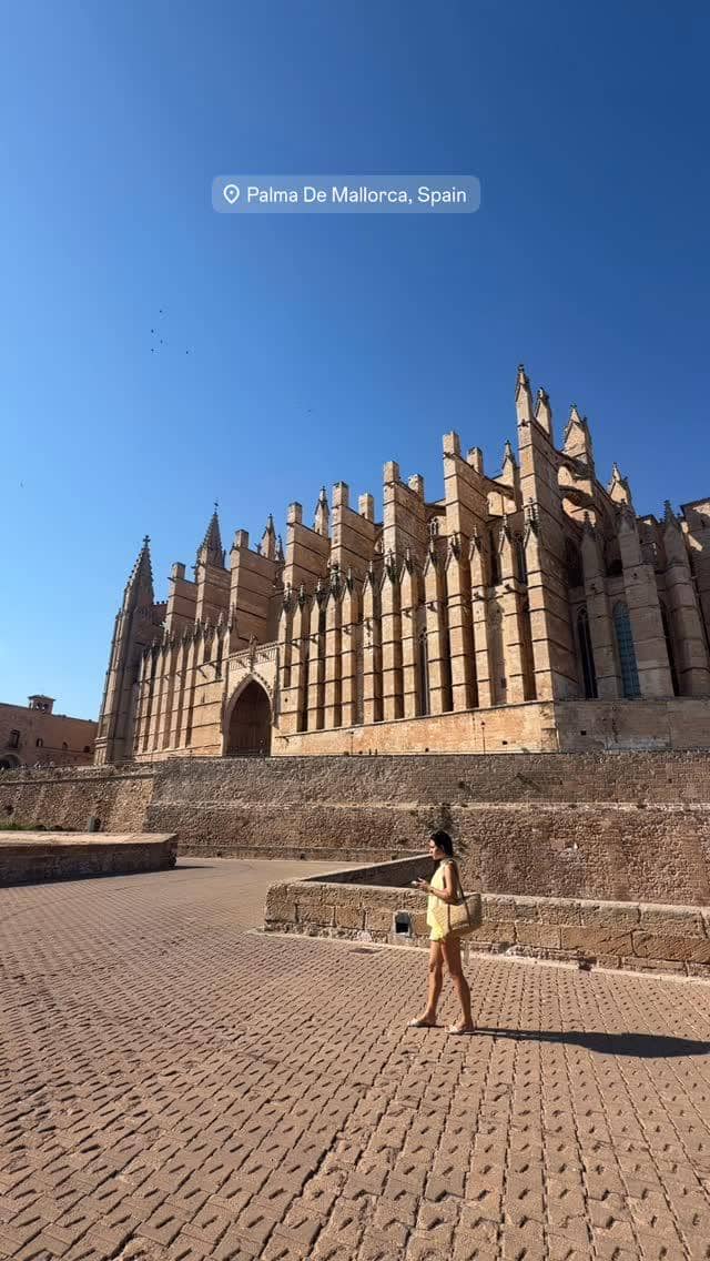 Regina Phoenix liburan di Pulau Mallorca