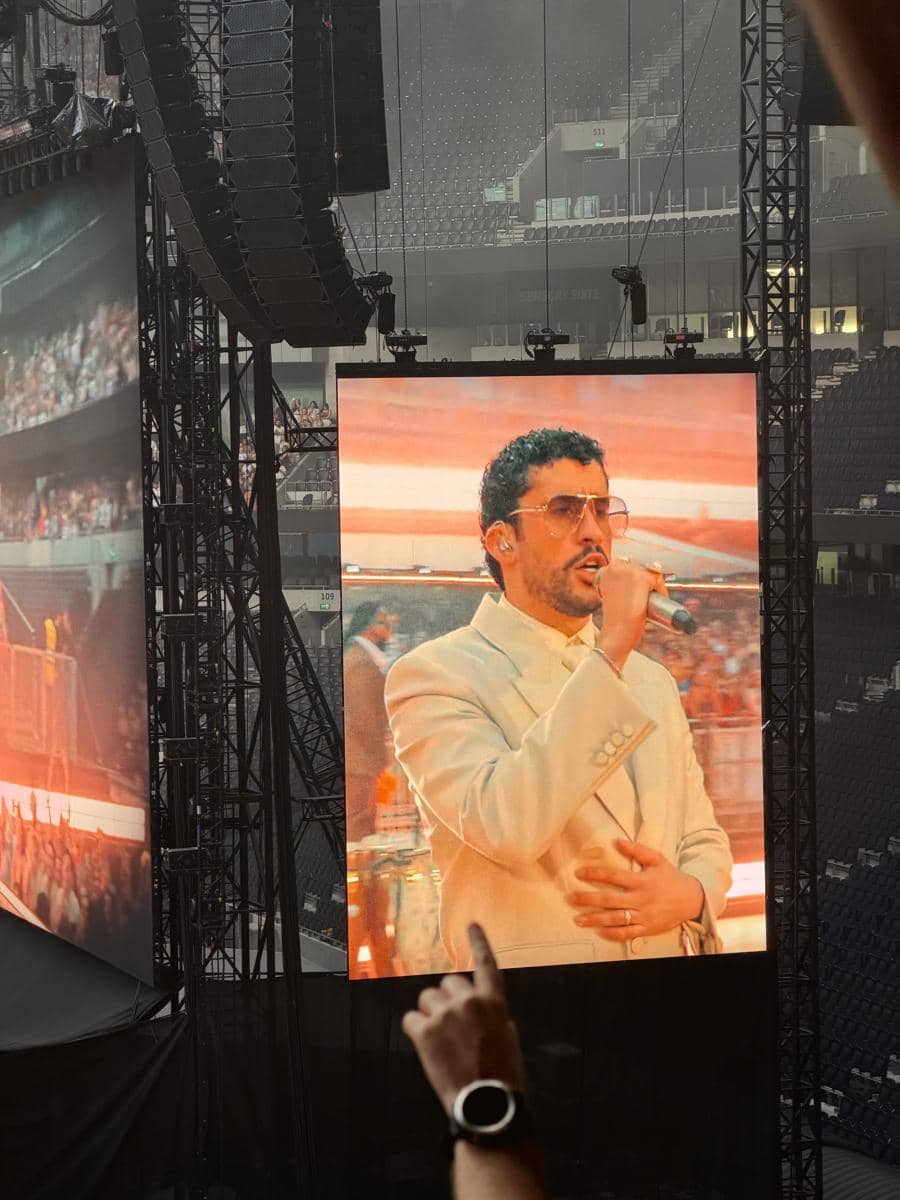 Regina Phoenix nonton konser Bad Bunny di London