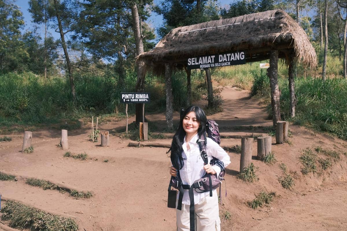 10 Potret Inka Andestha Mendaki Gunung Merbabu, Seru!