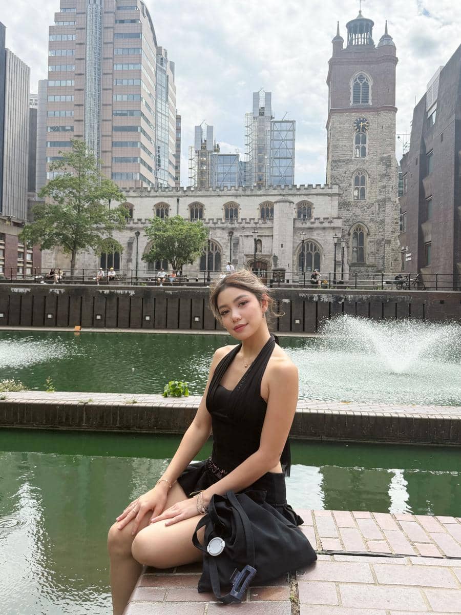 Regina Phoenix nonton konser Bad Bunny di London