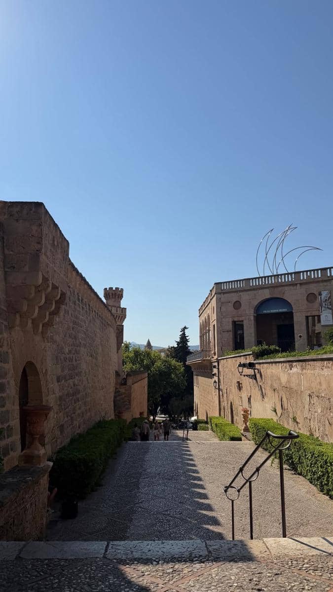 Regina Phoenix liburan di Pulau Mallorca