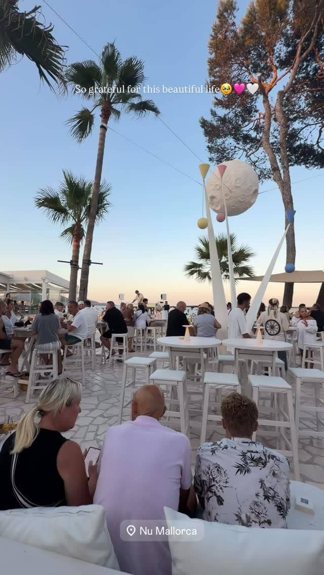 Regina Phoenix liburan di Pulau Mallorca