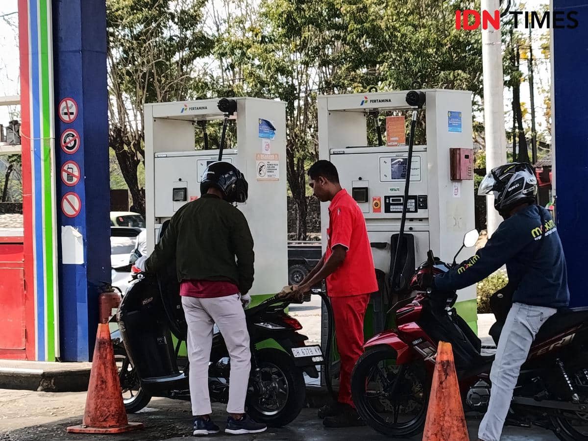 Petugas SPBU mengisi BBM Pertalite ke motor pelanggan di salah satu stasiun pengisian bahan bakar di Kota Kupang.