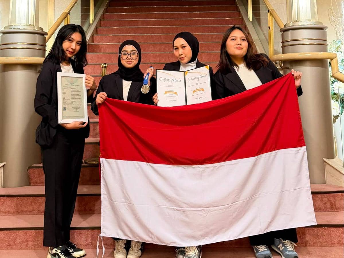 Kaca Penghasil Listrik Antar Mahasiswa ITPLN Sabet Silver di Jepang