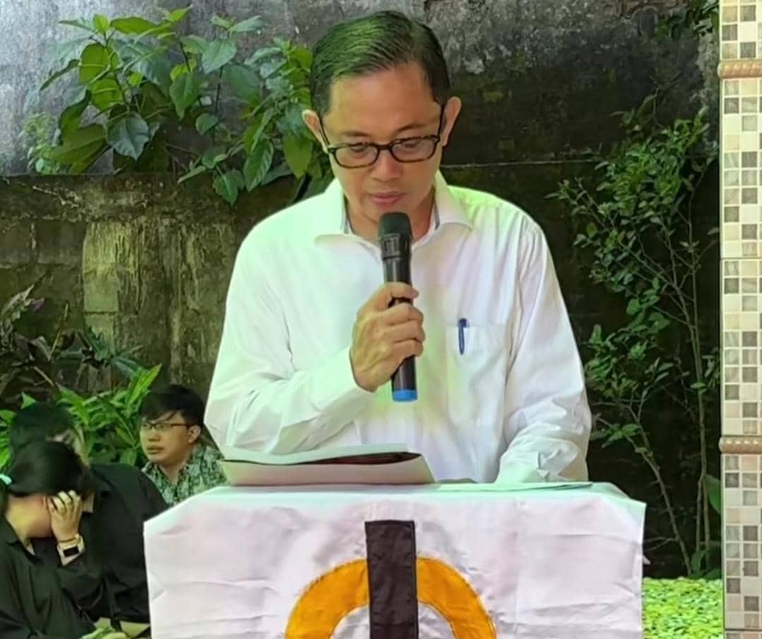 Prosesi pemakaman dr. Adrian Rantung PPDS Anestesi RSUP Prof. Dr. R. D. Kandou Manado dilangsungkan di kampung halamannya di Sulawesi Utara.