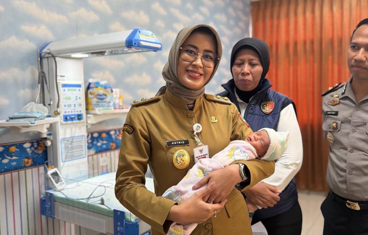 Bayi Terlantar yang Ditemukan di Toilet KA Sancaka Diberi Nama Oleh Wawali Solo