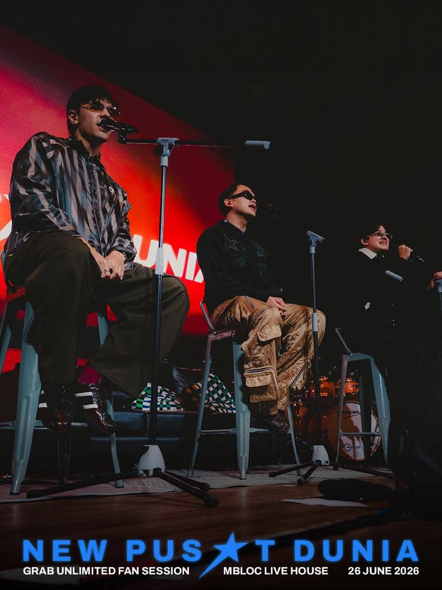 Tiga musisi duduk di atas panggung dengan mikrofon saat sesi penampilan live bertajuk New Pusat Dunia di MBloc Live House.